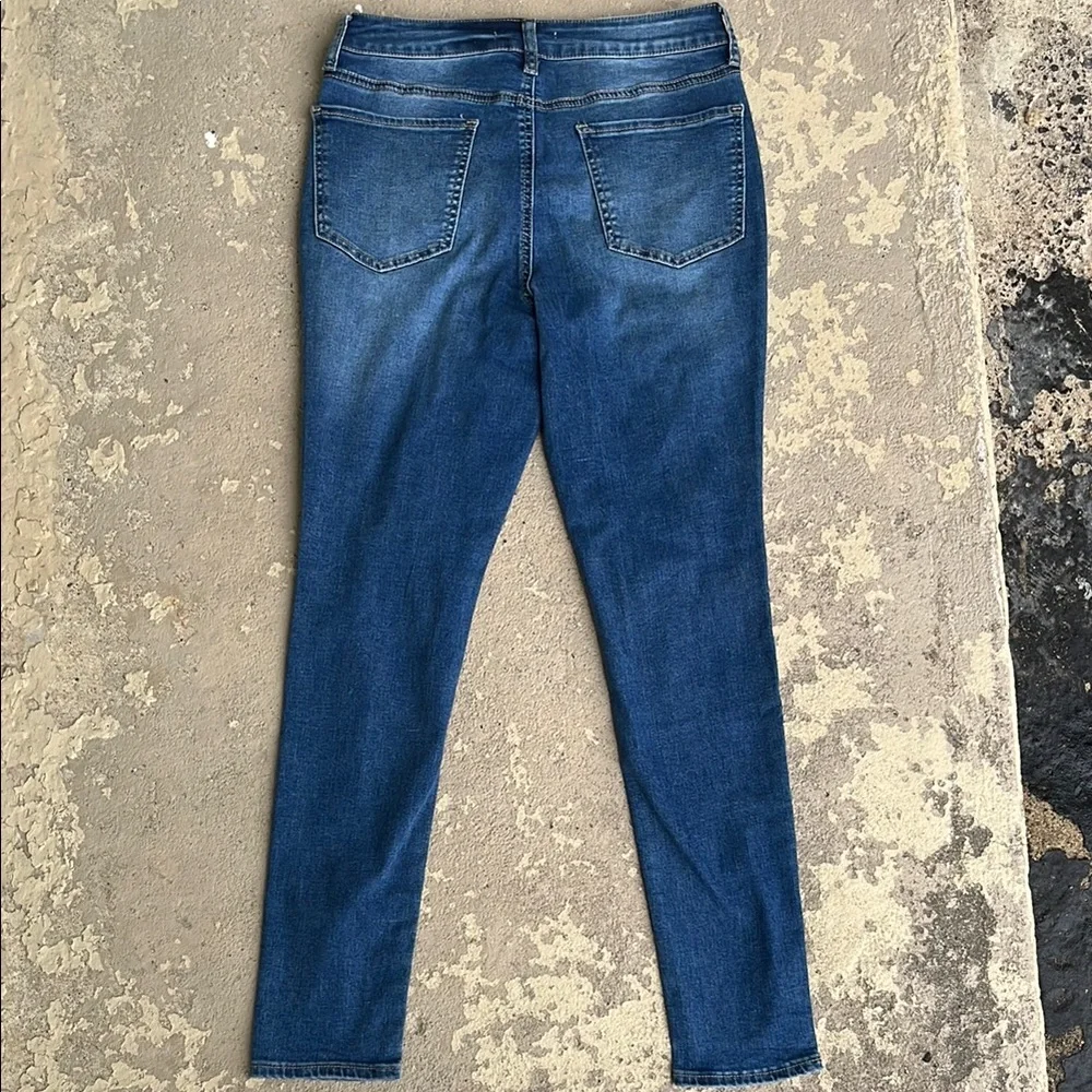 New SO super high-rise ultimate jegging with Modern Distressing - Picture 10 of 16